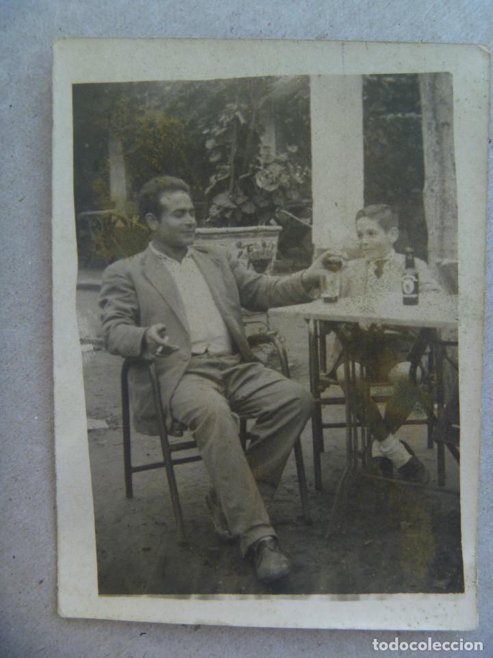 Fotograf&iacute;a antigua: MINUTERO DE FOTOGRAFO CALLEJERO DE PADRE E HIJO ( NI&Ntilde;O ) TOMANDOSE UNA CERVEZA CRUZCAMPO. A&Ntilde;OS 40