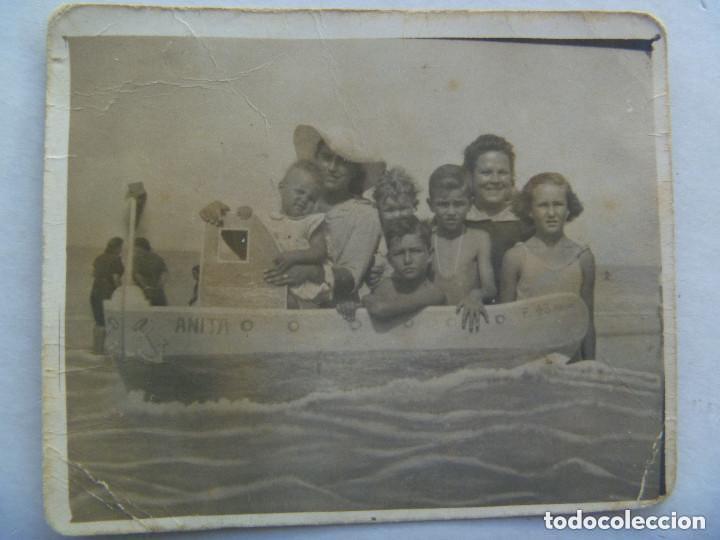 Fotograf&iacute;a antigua: MINUTERO DE FOTOGRAFO DE FERIA : FAMILIA EN UN BARCO DECORADO LLAMADO ANITA. CADIZ, A&Ntilde;OS 40