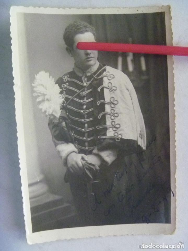Fotograf&iacute;a antigua: FOTO DE ESTUDIO DE TIO DISFRAZADO DE MILITAR HUSAR DE CABALLERIA CON SABLE , PLUMERO Y PELLIZA