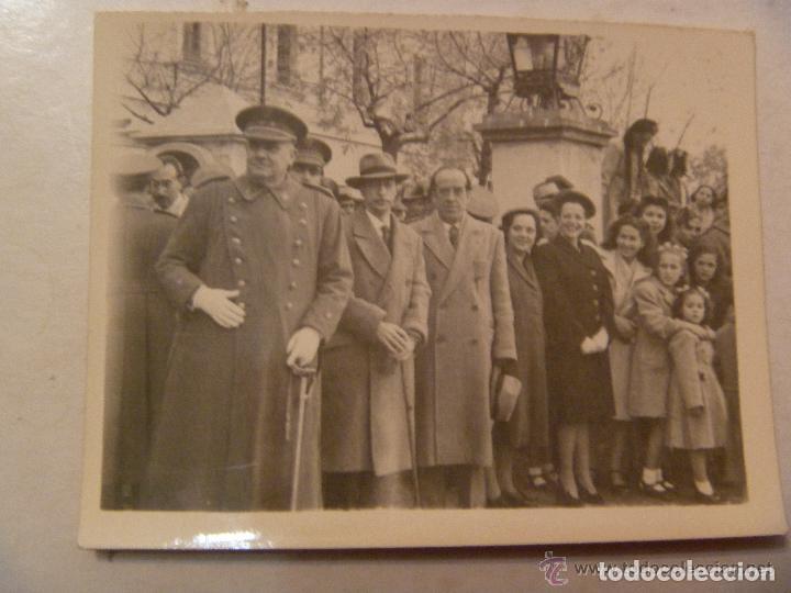Fotograf&iacute;a antigua: FOTO DE TENIENTE CORONEL ( CON ABRIGO Y SABLE) Y PUBLICO ESPERANDO, A&Ntilde;OS 40.