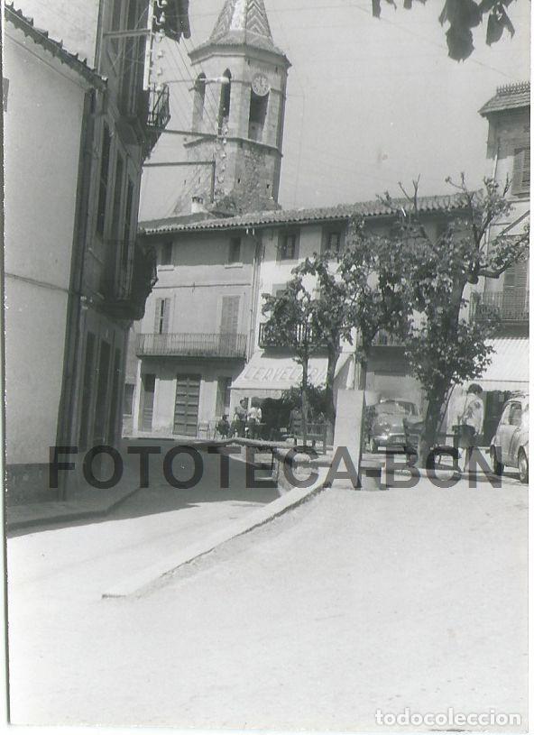 Photographie ancienne: FOTO ORIGINAL VILADRAU PLA&Ccedil;A MAJOR BAR CERVECERIA COCHE SEAT RENAULT A&Ntilde;O 1964 - 10X7 CM