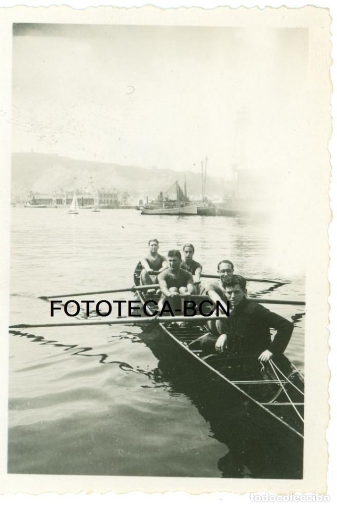 Fotografia antica: FOTO ORIGINAL PUERTO DE BARCELONA BARCA REMOS REMEROS BARCO EMBARCACION A&Ntilde;OS 20/30 - 8X5,5 CM