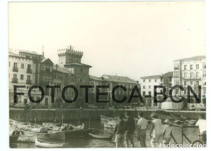 Fotograf&iacute;a antigua: FOTO ORIGINAL PUERTO DE CASTRO URDIALES BARCAS PESCADORES CANTABRIA A&Ntilde;O 1962 - 10X7 CM