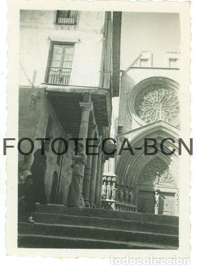 Fotografia antiga: FOTO ORIGINAL CATEDRAL DE TARRAGONA GRUPO DE GENTE A&Ntilde;OS 30 - 8X5,5 CM