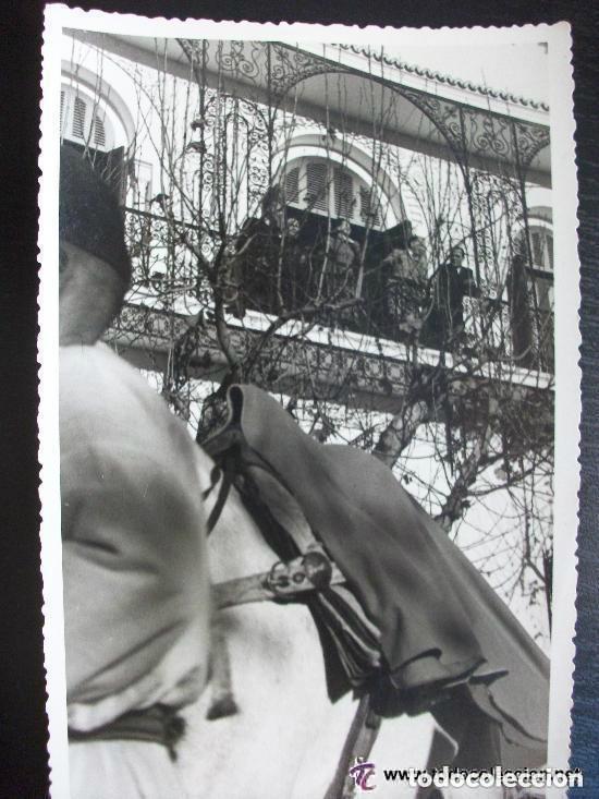 Antique Photography: FOTO DEL GENERAL VARELA DESDE UN BALCON VIENDO LA COMITIVA DEL JALIFA . TETUAN, 1949 ... 11 x 17 cm