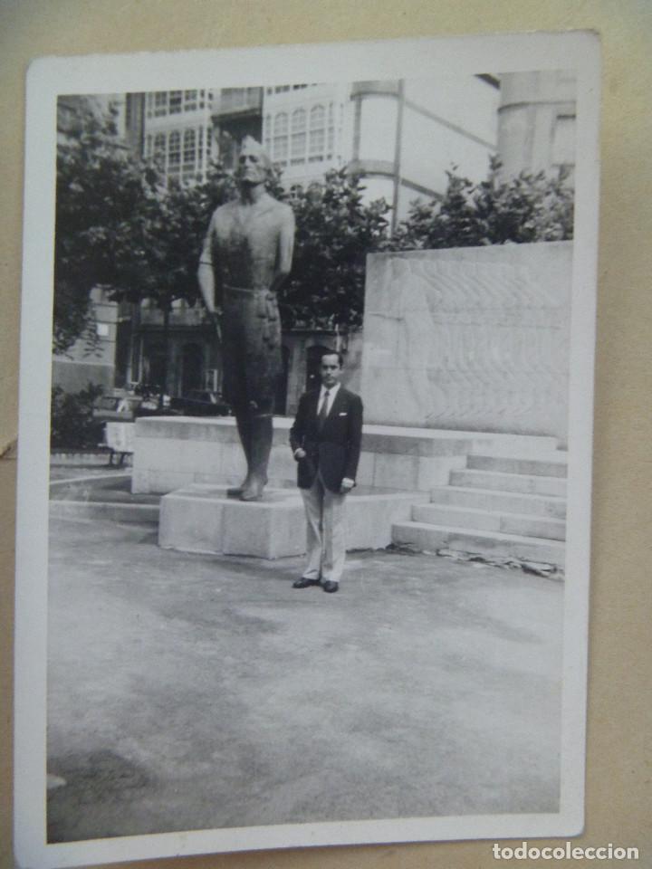 Fotograf&iacute;a antigua: FOTO DE SE&Ntilde;OR JUNTO A MONUMENTO A MILLAN ASTRAY DE LA LEGION