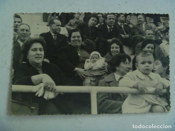 Fotografia antica: FOTO DE GENTE EN LOS TOROS O EL FUTBOL: SE&Ntilde;ORAS, NI&Ntilde;O, ETC