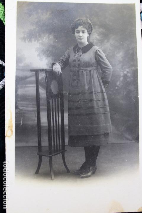 Fotografia antica: F-3210. FOTOGRAFIA DE UNA JOVEN BARCELONESA. FOTOGRAFO DESCONOCIDO. PRINCIPIOS SIGLO XX.