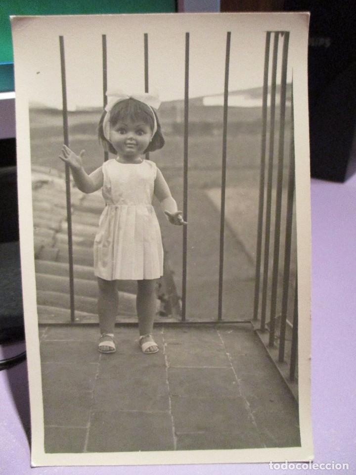 Fotograf&iacute;a antigua: fotografia de una mu&ntilde;eca a&ntilde;os 50