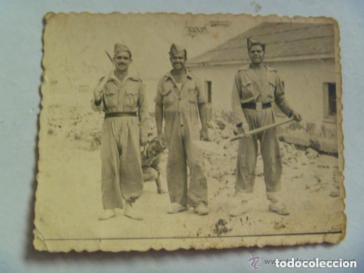 Fotograf&iacute;a antigua: LA LEGION : FOTO DE LEGIONARIOS CON PICO Y PALA , UNO CON MONO , ALPARGATAS. 1944