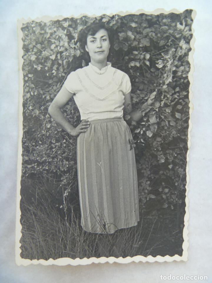 Fotografia antica: FOTO DE SE&Ntilde;ORITA EN EL PARQUE, A&Ntilde;OS 40