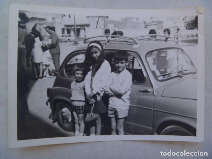 Fotograf&iacute;a antigua: FOTO DE NI&Ntilde;OS, DETRAS HAY UN SEAT 600, SEITA