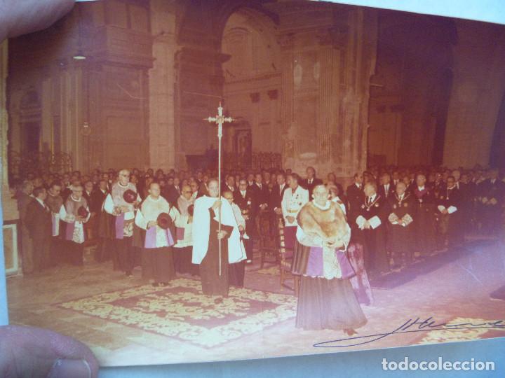 Fotograf&iacute;a antigua: FOTO ACTO EN LA CATEDRAL DE VALENCIA : CLERO , ALCALDE ( EX DIVISION AZUL CRUZ DE HIERRO ) Y JUECES