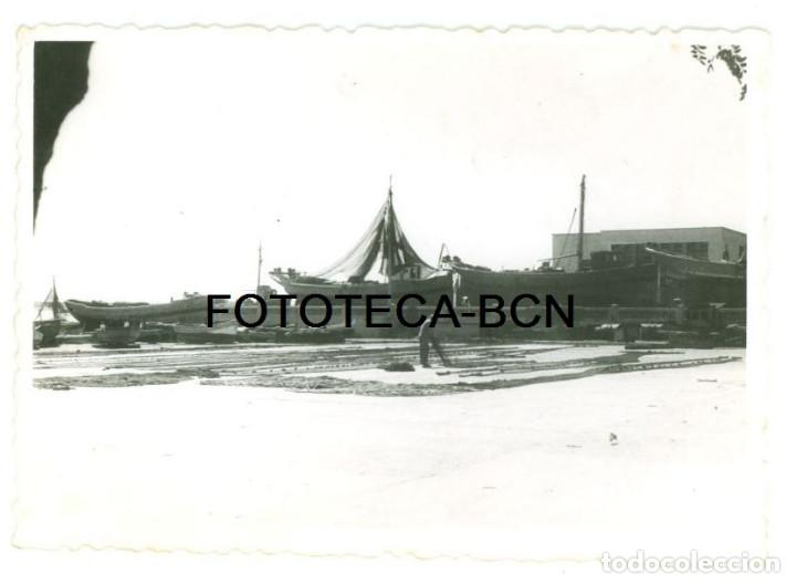 Fotograf&iacute;a antigua: FOTO ORIGINAL PUERTO A IDENTIFICAR BARCAS DE PESCADORES REDES ESPA&Ntilde;A A&Ntilde;OS 50 - 9,5X6,5 CM