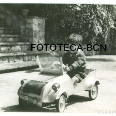 Fotografia antica: FOTO ORIGINAL BISCUTER COCHE INFANTIL AÑOS 50 - 9,5X7 CM. Lote 92831900