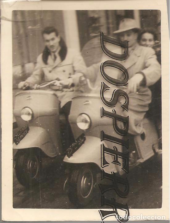Fotografia antiga: ANTIGUA FOTO, DOS MOTOS SCOOTER, 1953, 7X9, ORIGINAL