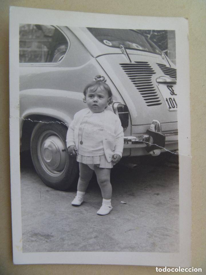 Fotograf&iacute;a antigua: FOTO DE NI&Ntilde;O, DETRAS HAY UN SEAT 600, SEITA
