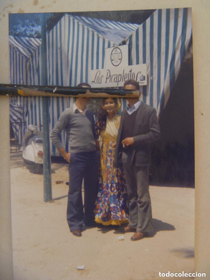 Fotograf&iacute;a antigua: FOTO DE LA FERIA : CASETA LOS PICAPLEITOS, DETRAS UNA MOTO VESPA MATRICULA DE CADIZ
