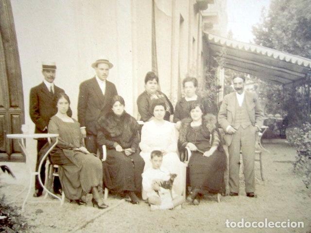Fotograf&iacute;a antigua: ANTIGUA FOTOGRAF&Iacute;A FAMILIAR. LUGAR SIN IDENTIFICAR. 10,6 X 8,2 CM