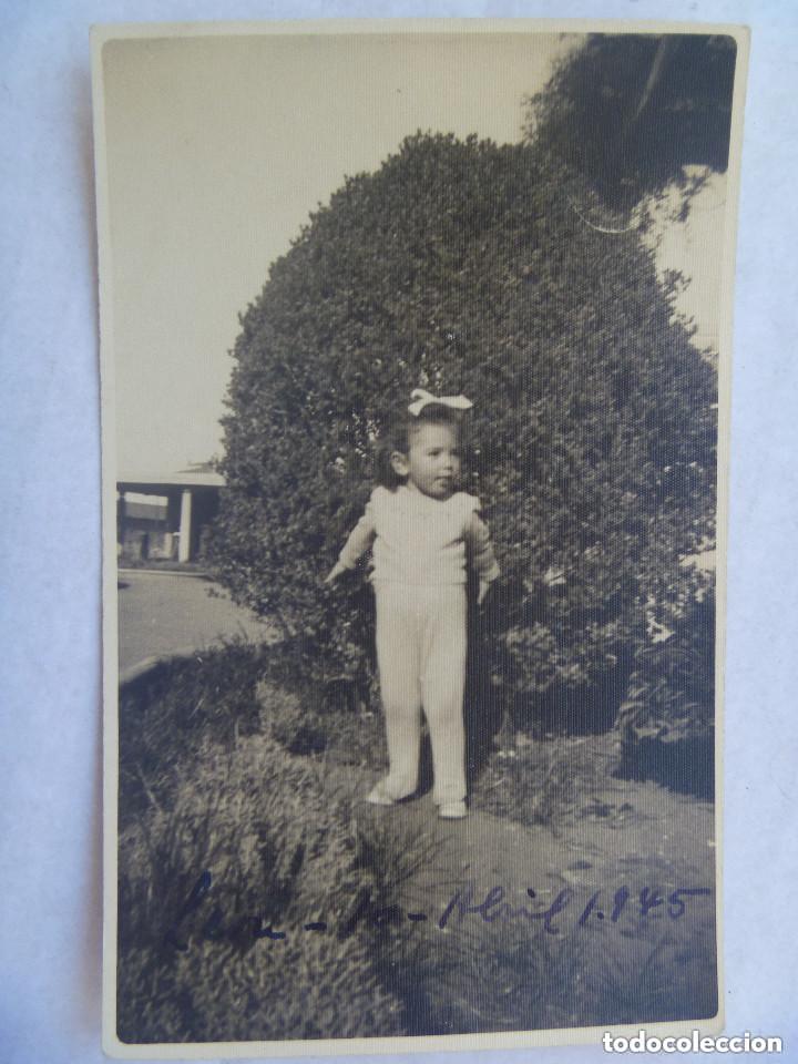 Fotografia antiga: BONITA FOTO DE NI&Ntilde;A EN UNA PLAZA . LEON , 1945