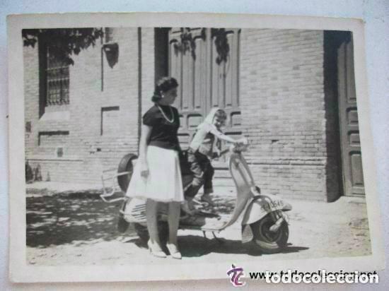 Fotograf&iacute;a antigua: FOTO DE MADRE Y NI&Ntilde;O EN UNA MOTO VESPA , A&Ntilde;OS 60 ......... 7,5 x 10,5 cm