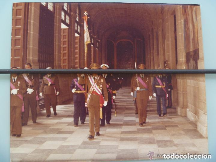 Fotograf&iacute;a antigua: CAPITULO ORDEN S. HERMENEGILDO : ABANDERADO MEDALLA MILITAR INDIVIDUAL Y LAUREADA... 20 X 25 CM