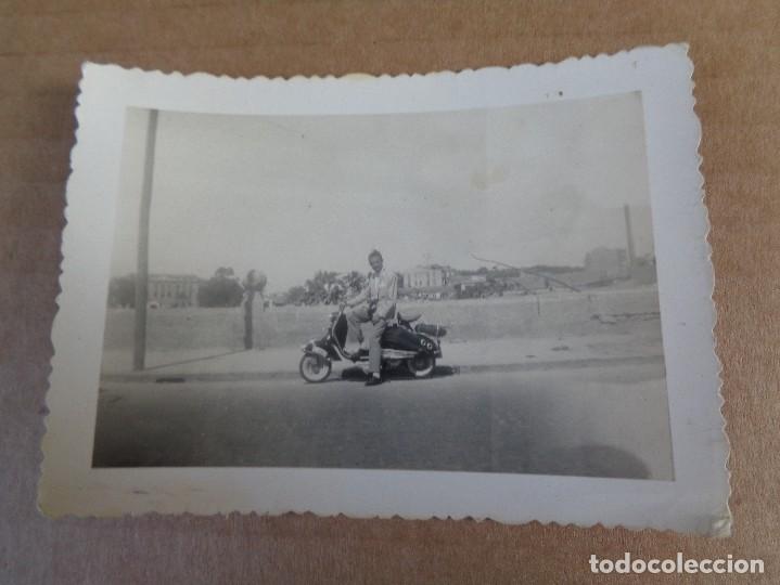 Fotograf&iacute;a antigua: BONITA FOTO DE VESPA EN LA ALAMEDA DE VALENCIA - A&Ntilde;OS 50