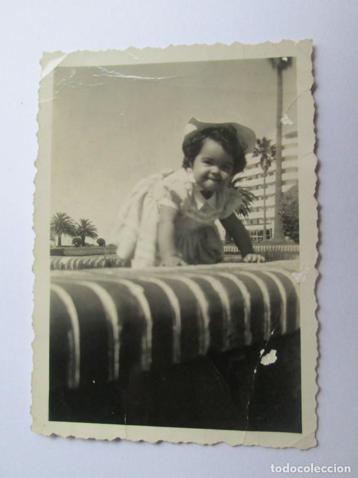 Fotografia antiga: NI&Ntilde;A EN EL PARQUE. LITTLE GIRL IN THE PARK. FILLE DANS LE PARC.
