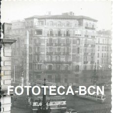 Fotografía antigua: FOTO ORIGINAL BARCELONA DIAGONAL CON PASEO GRACIA AUTOBUS TRANVIA TAXI SEAT COCA COLA LICOR DEL POLO. Lote 95677667