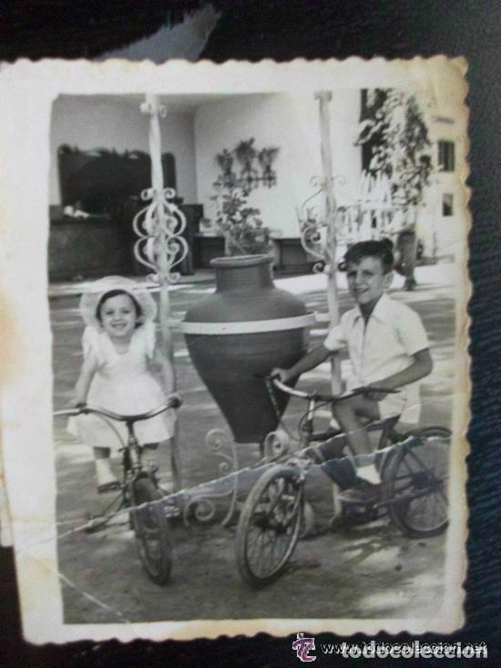 Fotograf&iacute;a antigua: FOTO DE DOS NI&Ntilde;OS EN BICICLETA Y TRICICLO ANTIGUOS . A&Ntilde;OS 40