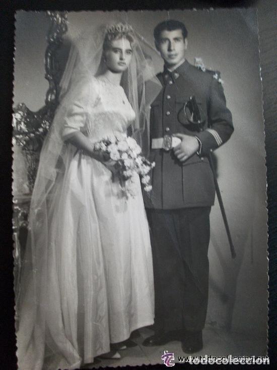 Fotograf&iacute;a antigua: FOTO BODA DE SARGENTO DE LA CRUZ ROJA MILITAR, CON SABLE Y NOVIA . A&Ntilde;OS 50-60 .. 11,5 x 16,5 CM