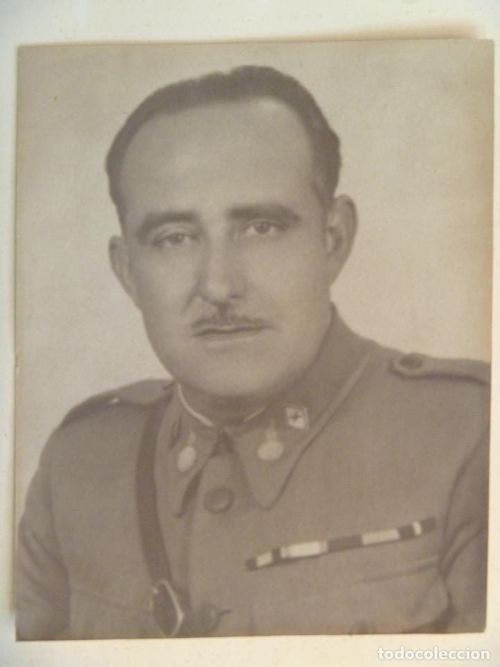 Fotograf&iacute;a antigua: FOTO DE MILITAR DE ARTILLERIA VETERANO GUERRA CIVIL, DEFENSA QUIMICA ... 20 X 25 CM