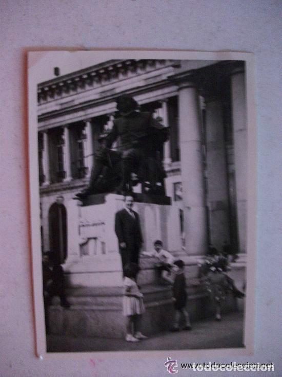 Fotograf&iacute;a antigua: FOTO DE FAMILIA EN EL MUSEO DEL PRADO, MONUMENTO A VELAZQUEZ