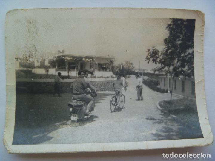 Fotograf&iacute;a antigua: FOTO DE HOMBRES EN UNA MOTO VESPA MATRICULA DE MALAGA Y CHICO EN BICICLETA