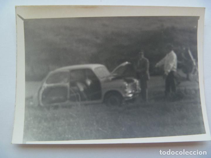 Fotograf&iacute;a antigua: FOTO DE UN SEAT 600 , UN SEITA CON EL CAPO ABIERTO