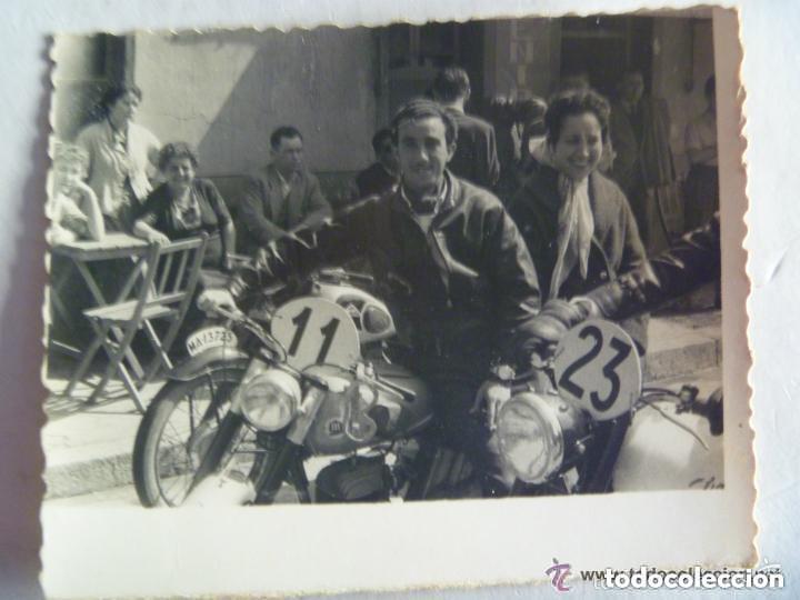 Fotograf&iacute;a antigua: FOTO DE PAREJA EN UNA MOTO MONTESA DE COMPETICION A&Ntilde;OS 50.