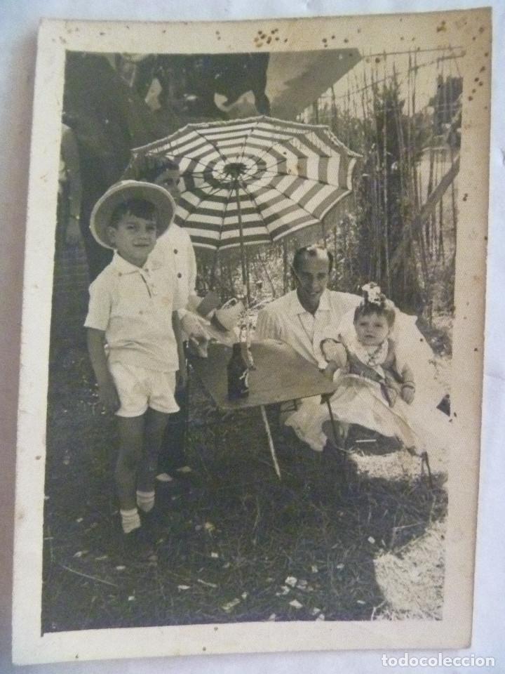 Fotograf&iacute;a antigua: FOTO  DE PADRE E HIJOS DE PICNIC, CERVEZA CRUZCAMPO, SOMBRILLA