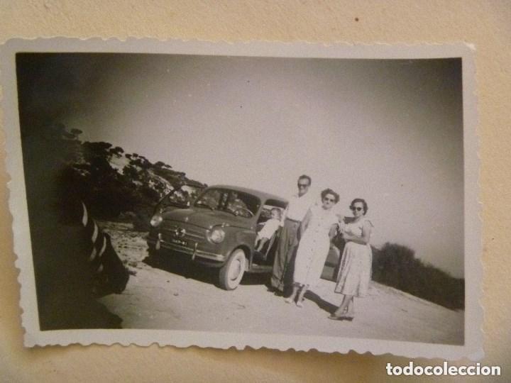 Fotograf&iacute;a antigua: FOTO DE FAMILIA CON UN SEAT 600 ( SEITA ) MATRICULA EXTRANJERA