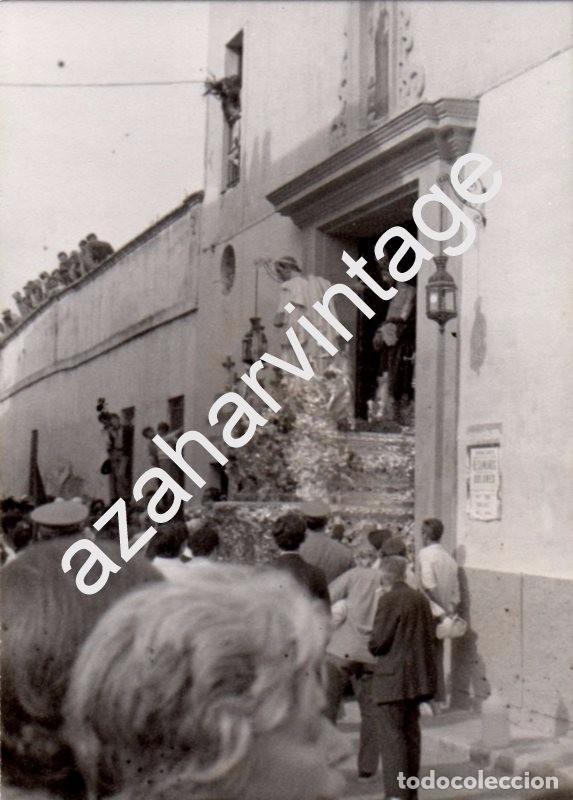 Fotografia antiga: SEMANA SANTA SEVILLA, A&Ntilde;OS 70, SALIDA MISTERIO DE SAN BENITO, 70X100MM