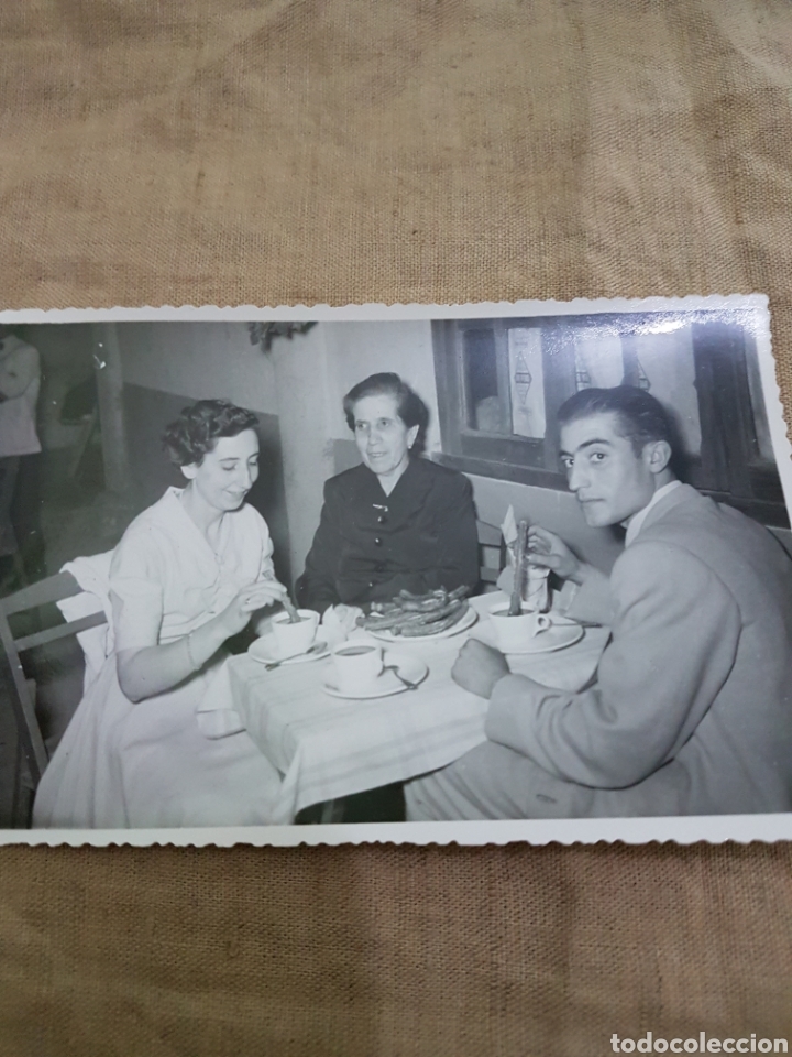 Fotograf&iacute;a antigua: Familia comiendo churros foto Baras Ubeda 1954