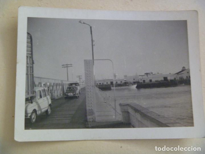 Fotograf&iacute;a antigua: FOTO DE COCHES, CITROEN, ETC , CRUZANDO UN PUENTE Y BARCO NAVEGANDO