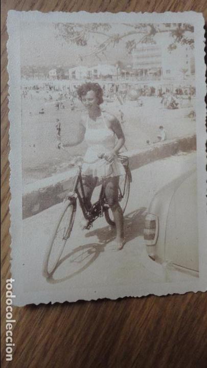 Fotograf&iacute;a antigua: ANTIGUA FOTOGRAFIA.CHICA EN BICICLETA EN LA PLAYA.BENIDORM 1961