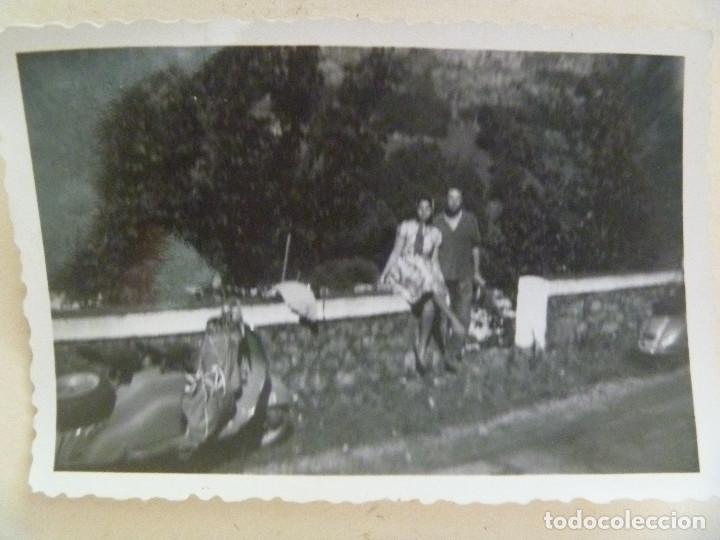 Fotograf&iacute;a antigua: FOTO DE PAREJA SENTADA EN UN POYETE DE CARRETERA CON MOTO VESPA. CAUSE DEL SELLA, 1960