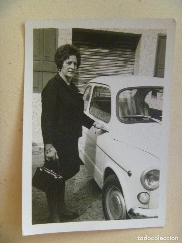 Fotograf&iacute;a antigua: FOTO DE SE&Ntilde;ORA CON UN SEAT 600 , UN SEITA . 1969