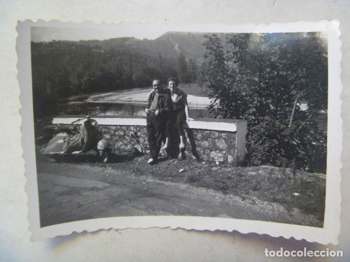 Fotograf&iacute;a antigua: FOTO DE PAREJA SENTADA EN UN POYETE DE CARRETERA CON MOTO VESPA. CAUSE DEL SELLA, 1960