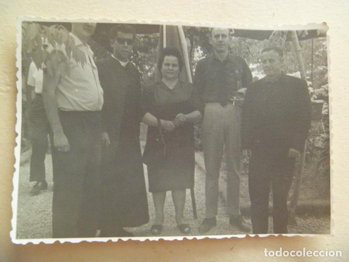 Fotograf&iacute;a antigua: FOTO DE GENTE CON CURA Y EX COMBATIENTE DIVISION AZUL