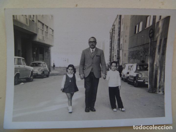 Fotograf&iacute;a antigua: FOTO DE PADRE CON HIJOS , 1970 , COCHES DE EPOCA : SEAT 600 , ETC