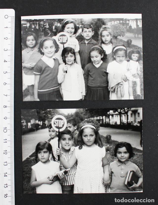 Fotograf&iacute;a antigua: LOTE 2 CURIOSAS FOTOS NI&Ntilde;OS CON SE&Ntilde;AL DE STOP 10,50 X 7,50 CM SEGURIDAD VIAL