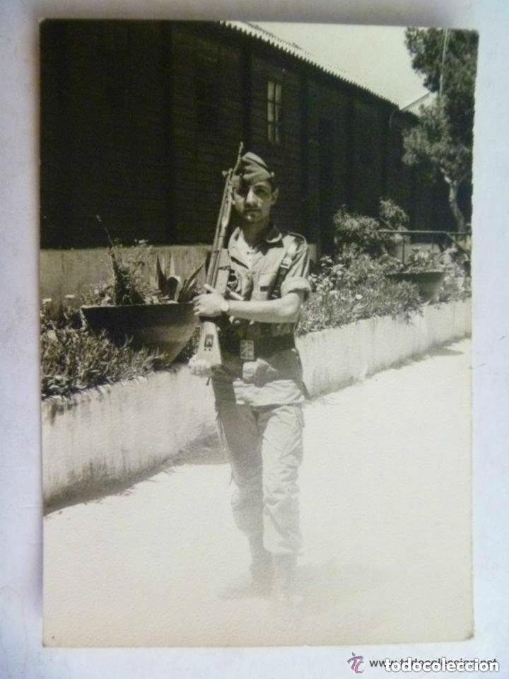 Fotograf&iacute;a antigua: LA LEGION : FOTO DE LEGIONARIO CON CETME AL HOMBRO Y UNIFORME DE CAMPA&Ntilde;A . A&Ntilde;OS 60