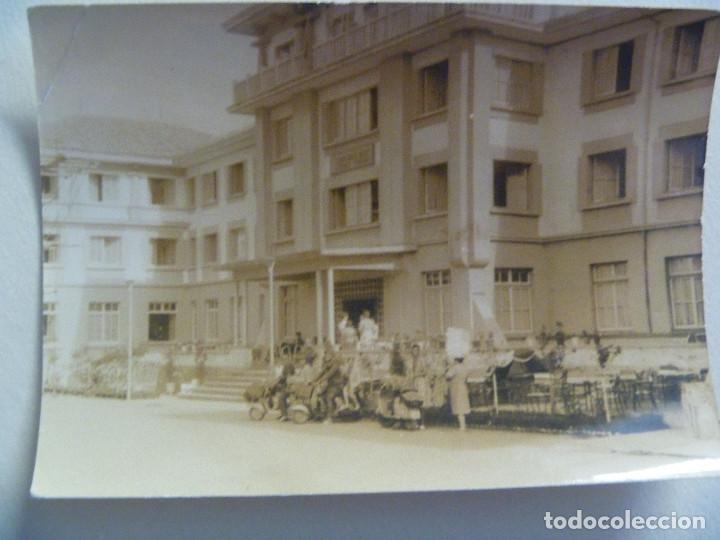 Fotograf&iacute;a antigua: FOTO DE UN GRUPO DE GENTE Y MOTOS VESPA . RESIDENCIA, 1960